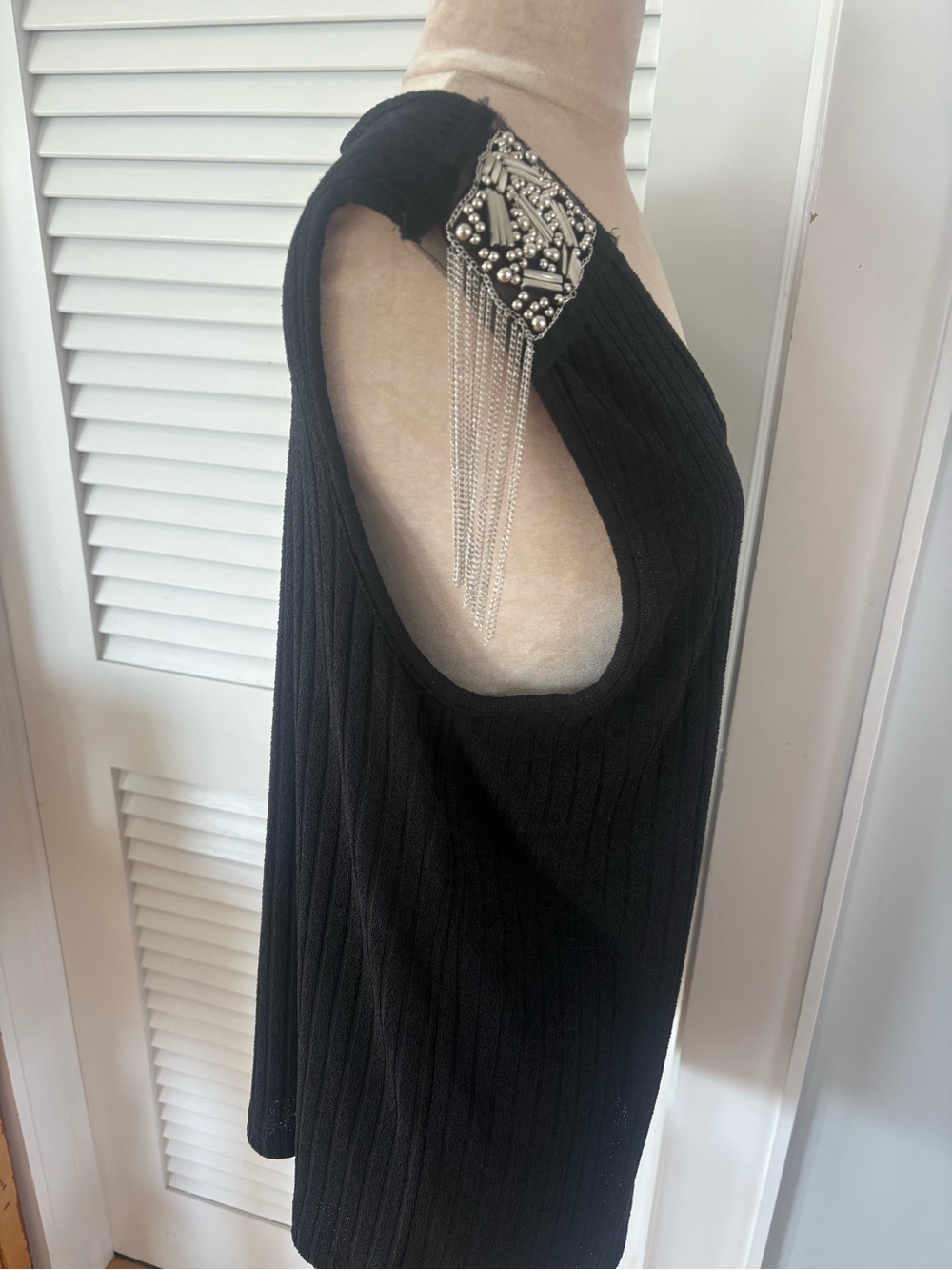 Vocal Black Knit Sleeveless Top w/ Shoulder Embellishments & Hanging Chain S XL